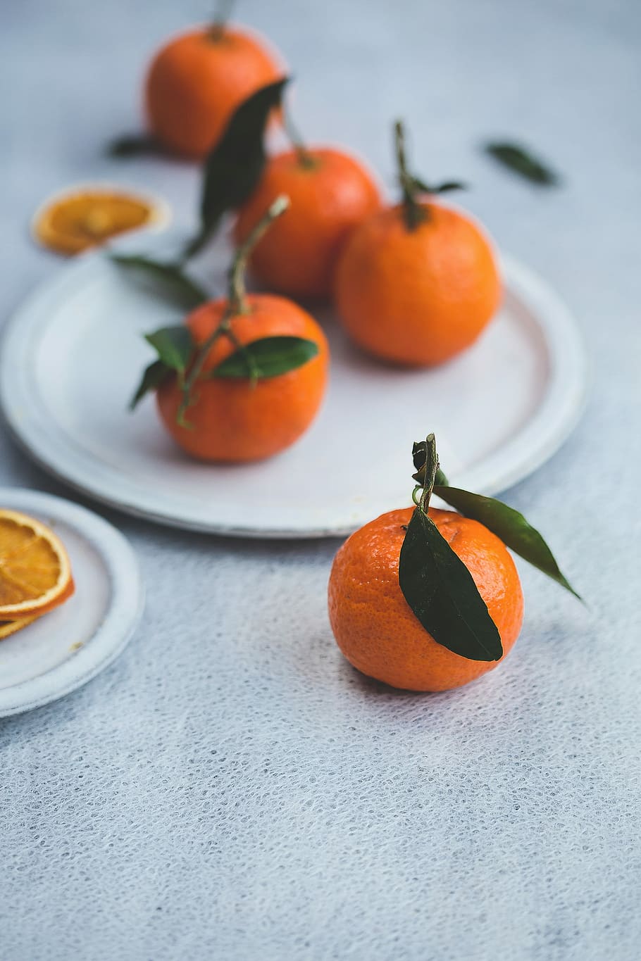 orange fruits on white plate, orange fruits on round white ceramic plate, HD wallpaper