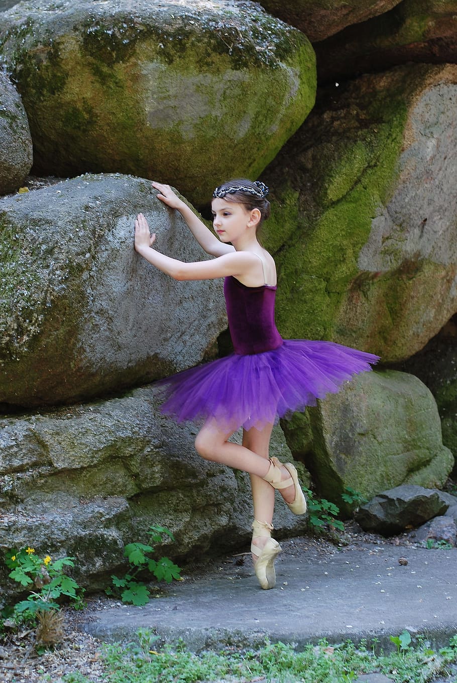 Hình nền với cô gái đang mặc váy ballet tulle màu tím khiến bạn liên tưởng đến những buổi diễn ballet tuyệt vời. Nhấn vào ảnh để đón xem các bước nhảy của ballerina và chiêm ngưỡng màu tím tuyệt đẹp trên hình nền của bạn.