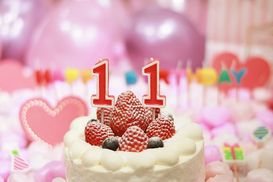 strawberries on fondant cake, dessert, food, celebration, sweet Food HD wallpaper