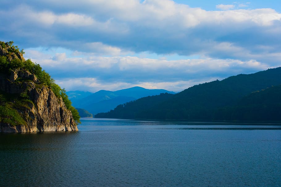 Cliff on Lake Vidraru, body of water and mountain, cloud, forest HD wallpaper