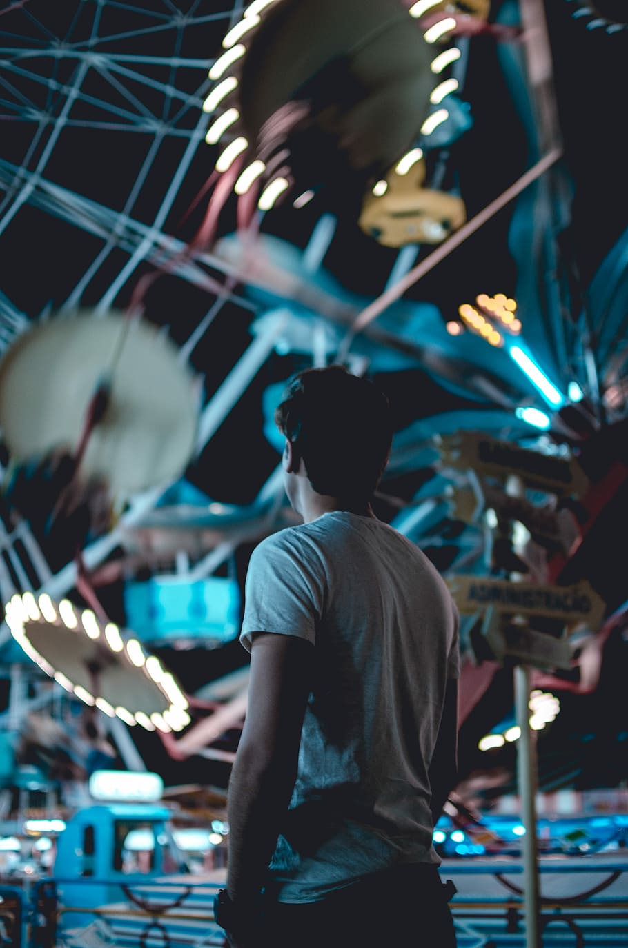 man standing near amusement park during daytime, man in grey t-shirt watching carnival HD wallpaper