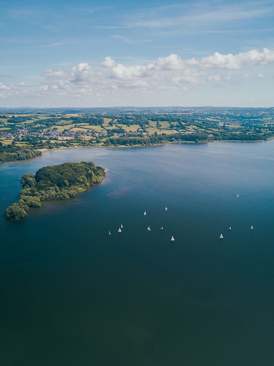 aerial photography of boats sailing near island during daytime HD wallpaper