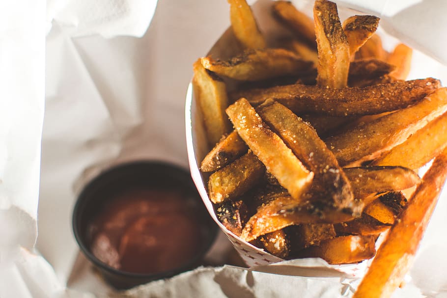 selective focus photo of french fries, fried food in white paper with saucer, HD wallpaper