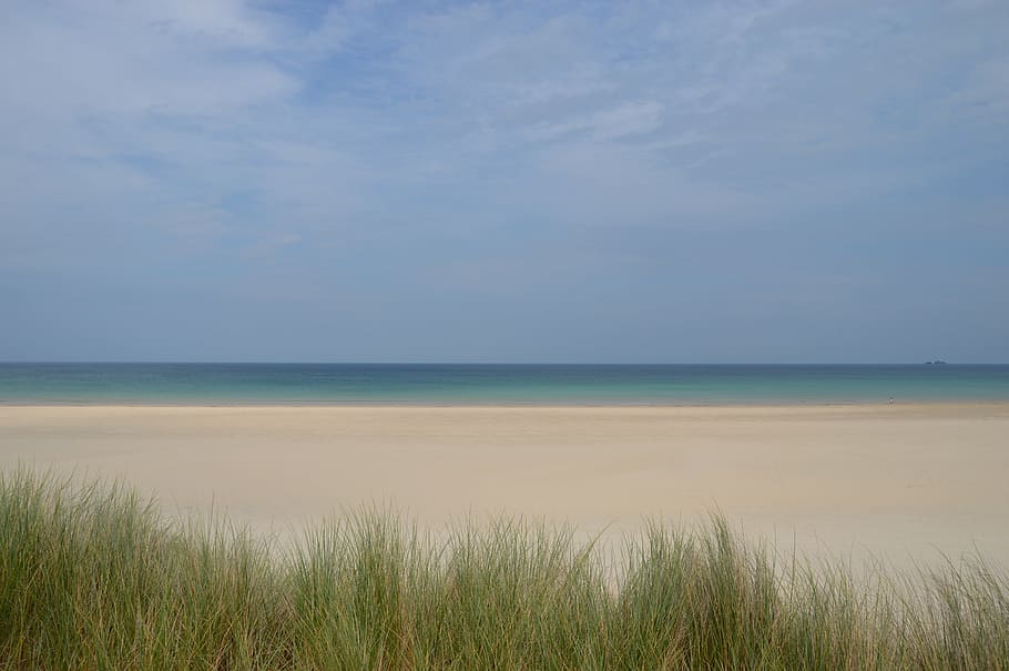 beige beach overlooking body of water under blue daytime sky, HD wallpaper