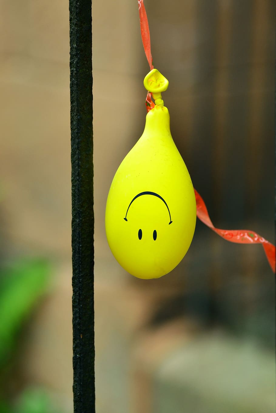 yellow balloon with smiley emoticon print hanging beside black steel rod, HD wallpaper