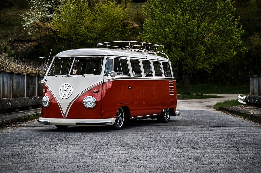 white and red Volkswagen van on road, white and red Volkswagen Kombi, HD wallpaper