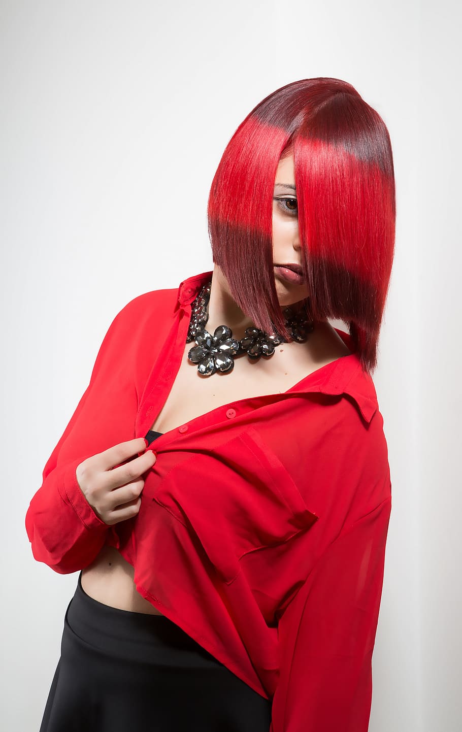 woman' wearing flower-linked necklace, colors, hairdresser, cutting