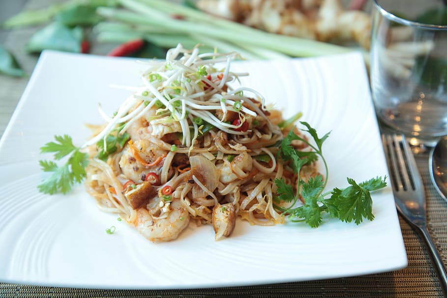 pasta dish with vegetable and meat, pad thai, noodles, asian