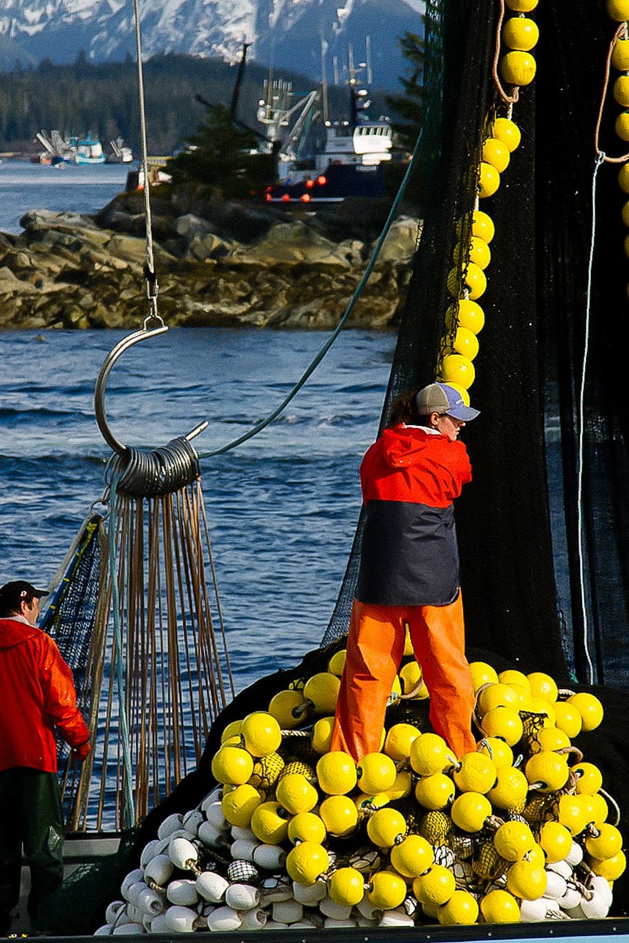 Work fishing. Морские фрукты. Морской человек. Фрукты на судне. Человек в лодке фото.