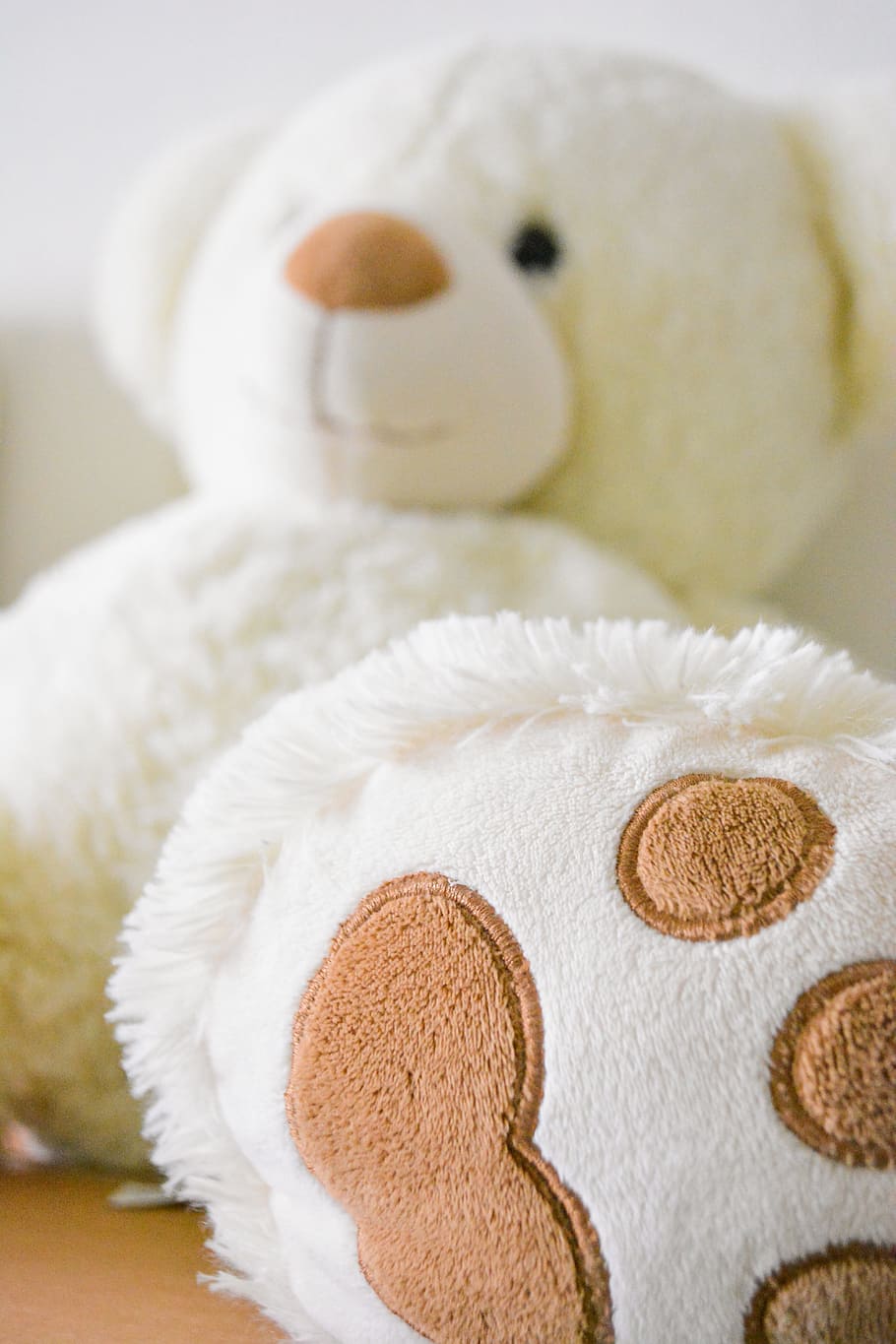 White and Brown Bear Plush Toy Selective Photo, close-up, cuddle