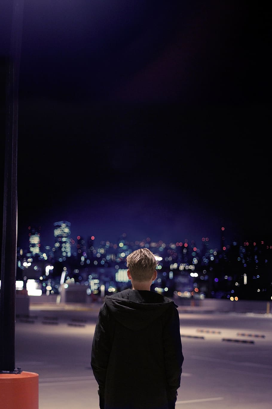 man standing on sidewalk, people, hoodie, jacket, night, dark, HD wallpaper