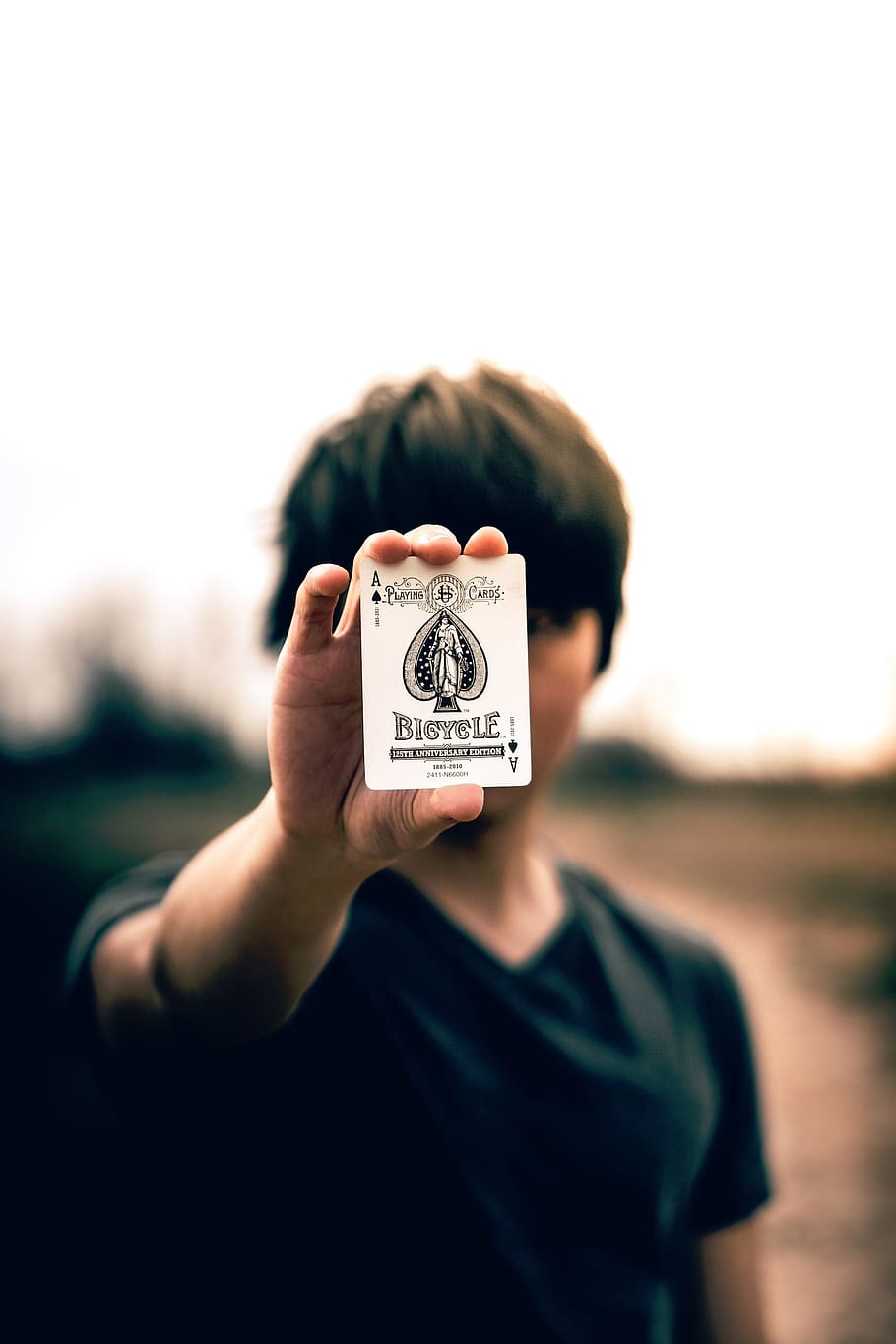 people, man, guy, millenials, card, ace, holding, one person HD wallpaper