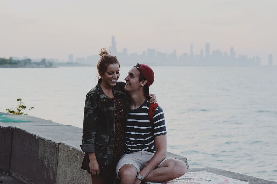 sea, couple, love, people, chicago, date, hug, partner, together HD wallpaper