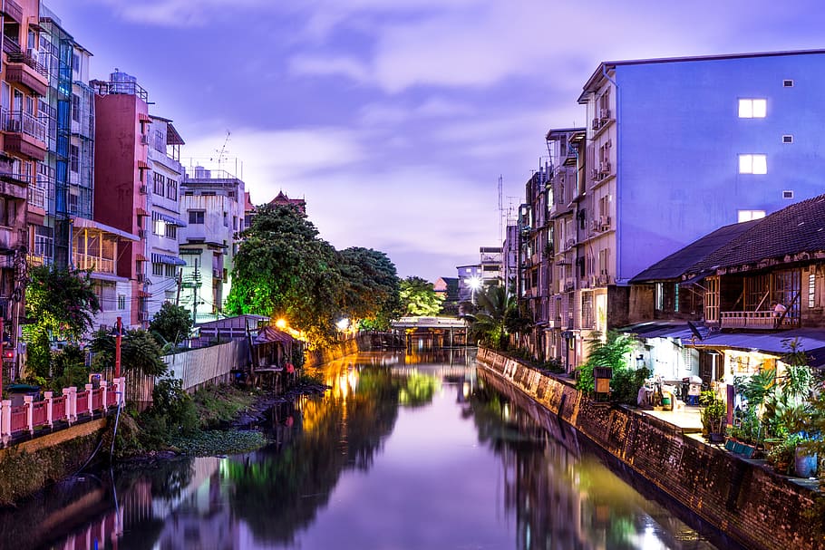 body of water in between concrete buildings, night, evening HD wallpaper