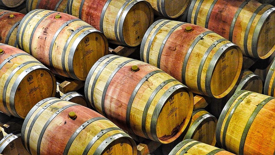 close-up photo of brown barrels, wine, wine barrels, red wine