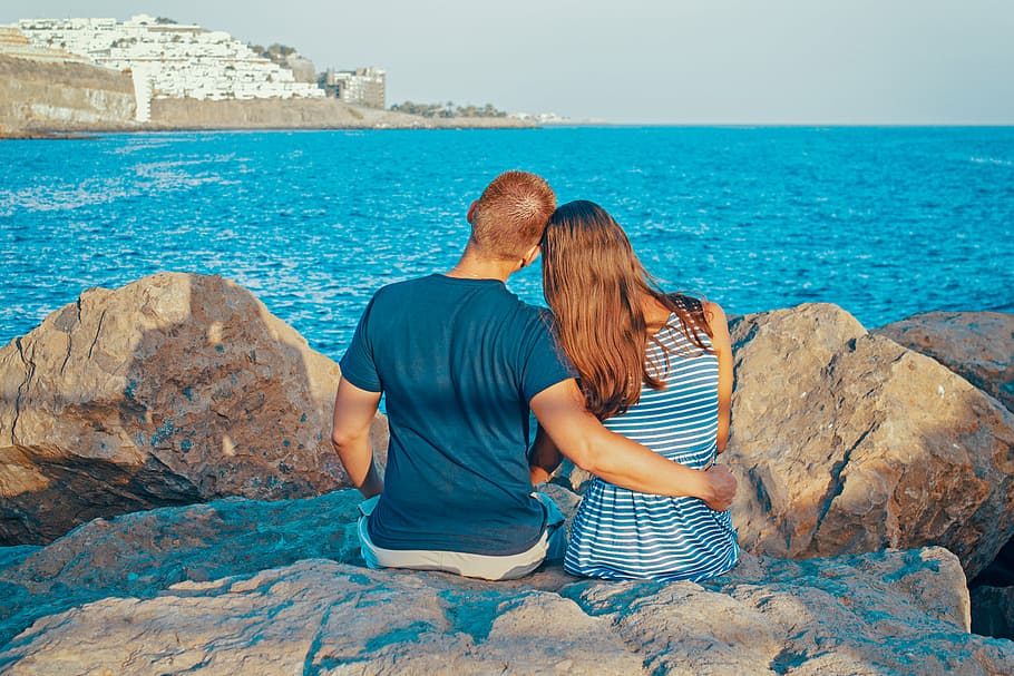 back view, beach, couple, enjoyment, fun, happy, holiday, horizon HD wallpaper