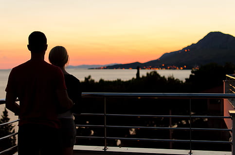 silhouette of couple on terrace, man and woman looking at the sea HD wallpaper