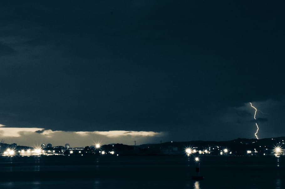 lightning on city lights, lightning during nighttime, lightning strike HD wallpaper