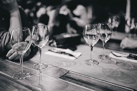 Close up picture of empty glasses in restaurant, table, drink HD wallpaper