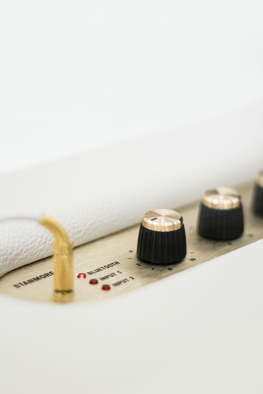 closeup photo of white Stanmore Bluetooth device, white Stanmore audio effects device's knobs selective focus photo HD wallpaper