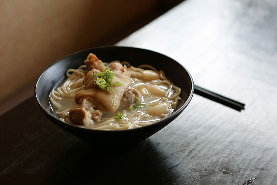 noodles served on black bowl on table, ramen in black bowl, soup, HD wallpaper