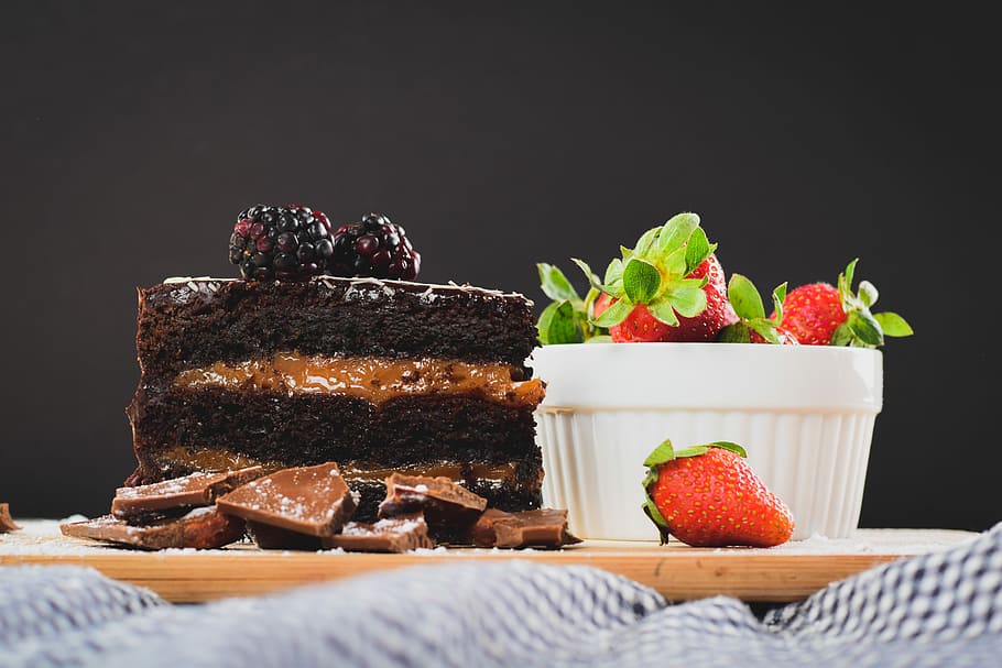 closeup photo of sliced cake with strawberry on brown ceramic plate HD wallpaper