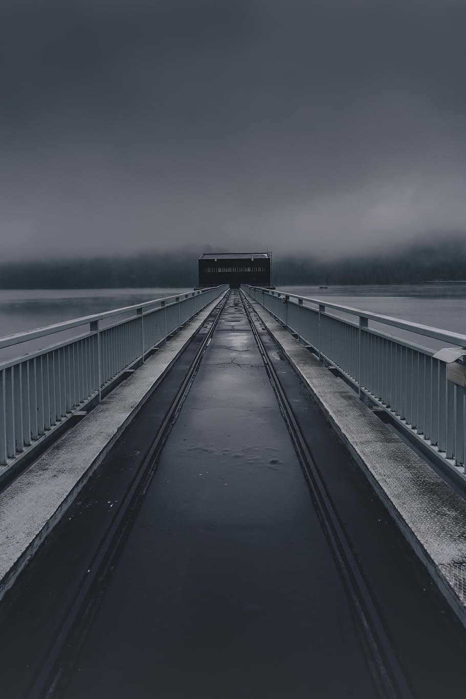 bridge under rainy weather, gray concrete dock, building, architecture HD wallpaper