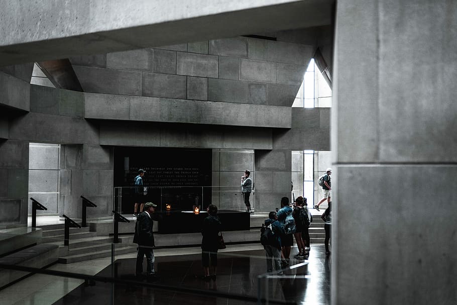 photo of people in building, people inside grey building, museum HD wallpaper