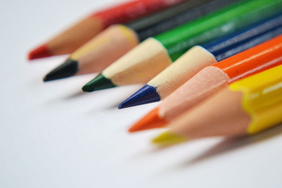 selective focus photography of blue sharpened color pencil between green and orange color pencils on top of white surface, HD wallpaper