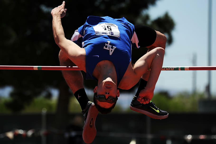 man wearing blue sleeveless shirt jump on stic k, high jump HD wallpaper