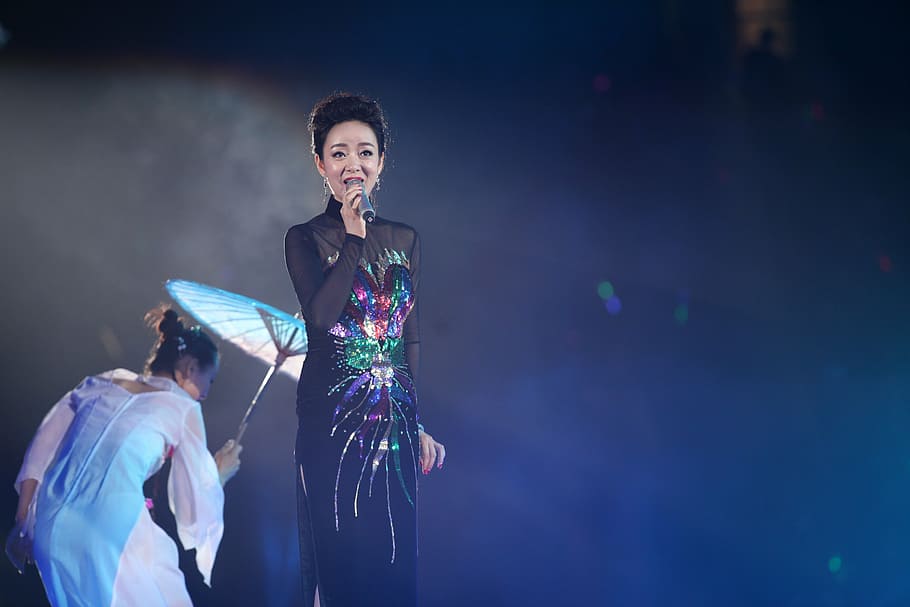 concert-woman-teresa-teng-singing.jpg