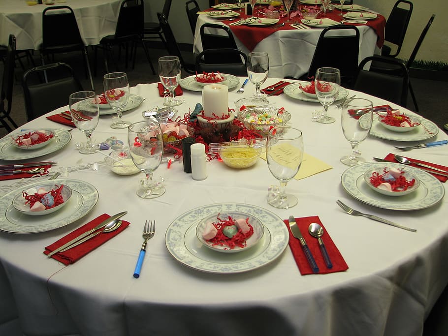 table, setting, red, white, valentine, romantic, party, hearts HD wallpaper