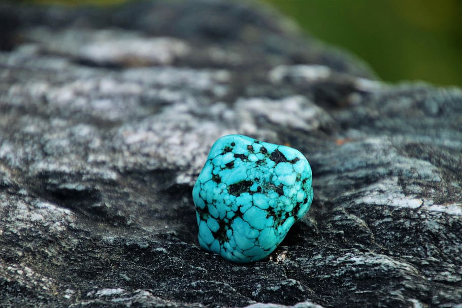 blue stone on grey rock, turquoise, amulet, rocks, the stones, HD wallpaper