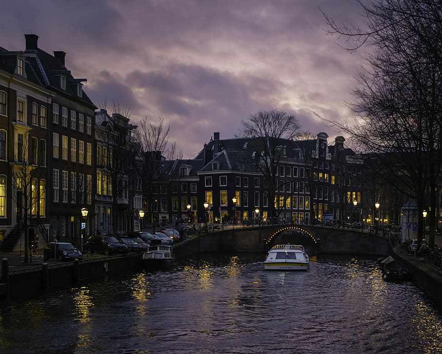 cars parking in front of houses near bridge, boat going under bridge HD wallpaper