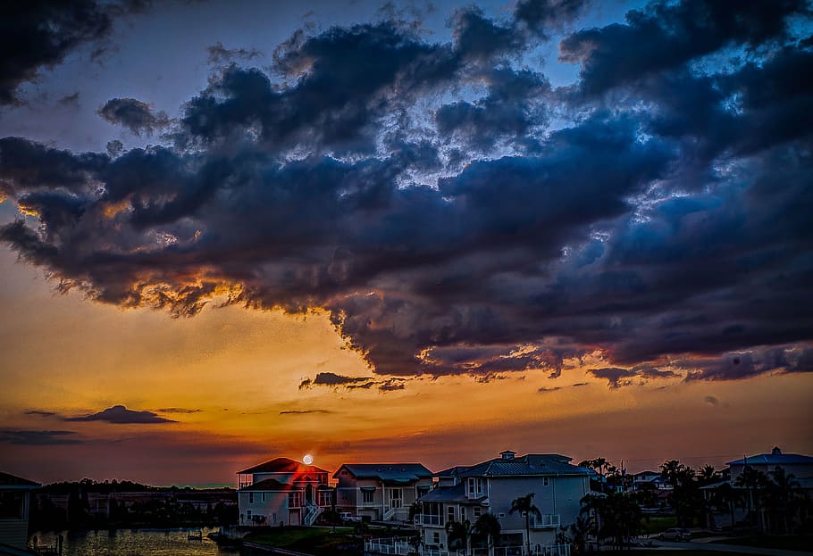 white wooden house under ray clouds, florida, storm clouds HD wallpaper