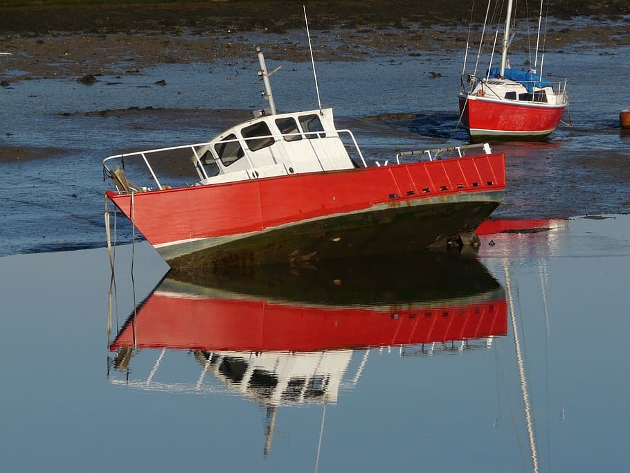 boats, beached, reflection, low tide, tipped, anchored, problem HD wallpaper