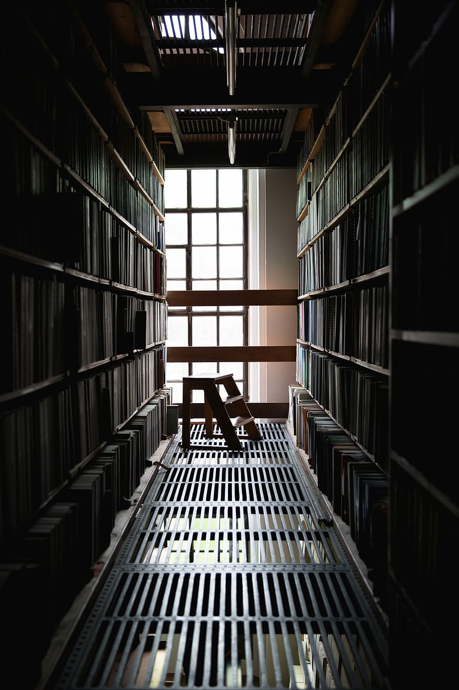 brown wooden mini stair in between of book shelves, brown step stool between bookshelves HD wallpaper