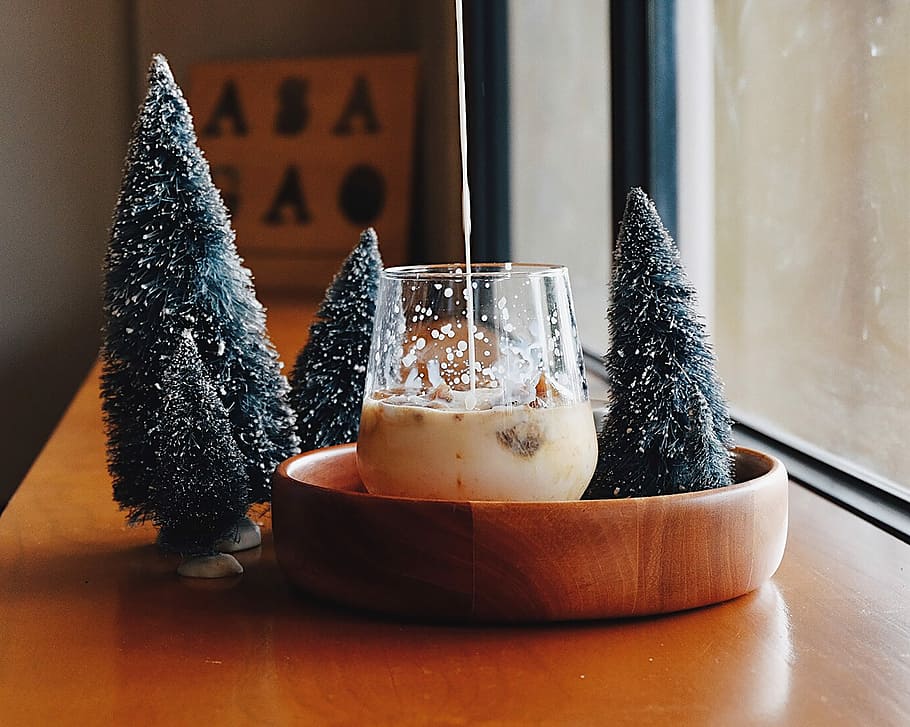 pine tree miniature decor, clear glass on brown wooden bowl beside four pine tree decors HD wallpaper