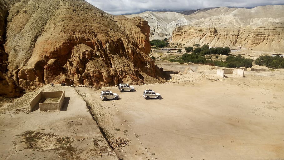 Mustang - the forbidden kingdom of Nepal, three vehicles on desert HD wallpaper