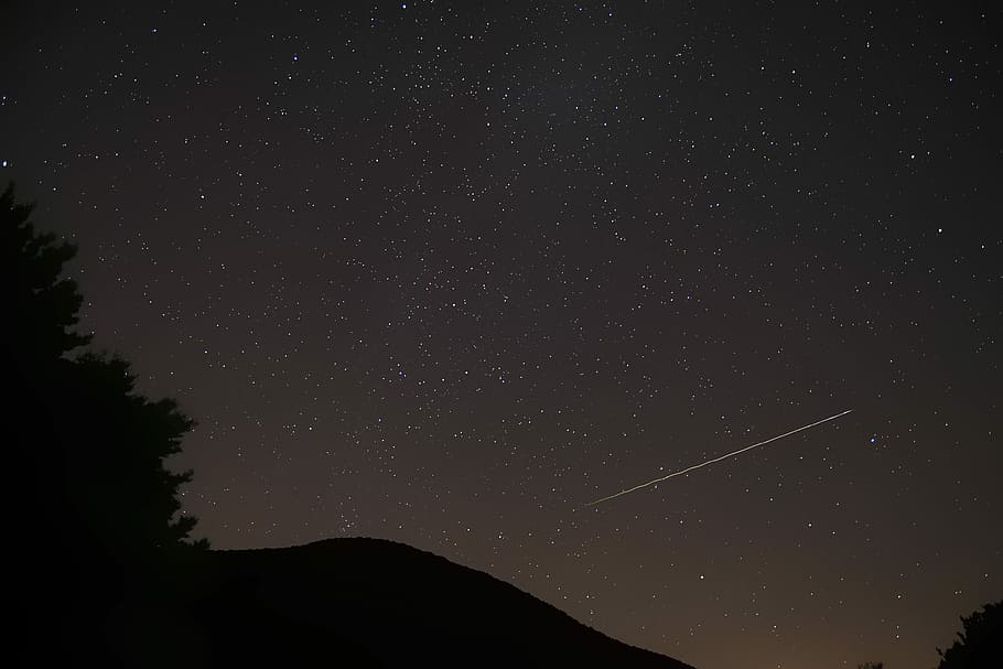 photographof falling star, silhouette of mountain under shooting star at night time HD wallpaper