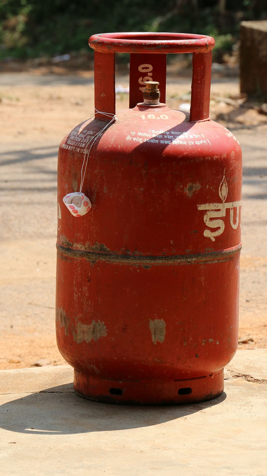 gas cylinder, indian, hot, red, focus on foreground, container, HD wallpaper