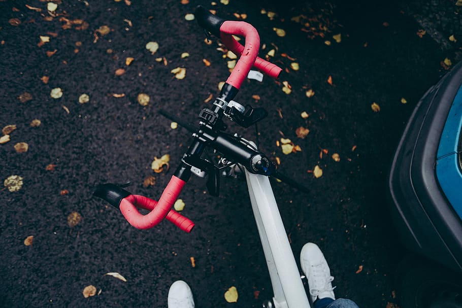 photo of red and gray bicycle, white and pink road bike, leafe, HD wallpaper