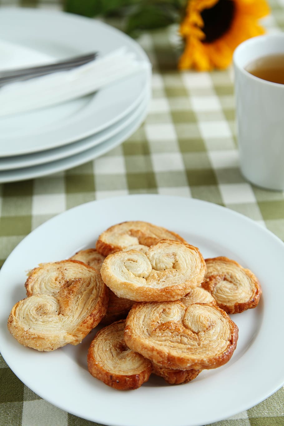 photo of baked food on plate near mug, appetizer, breakfast HD wallpaper