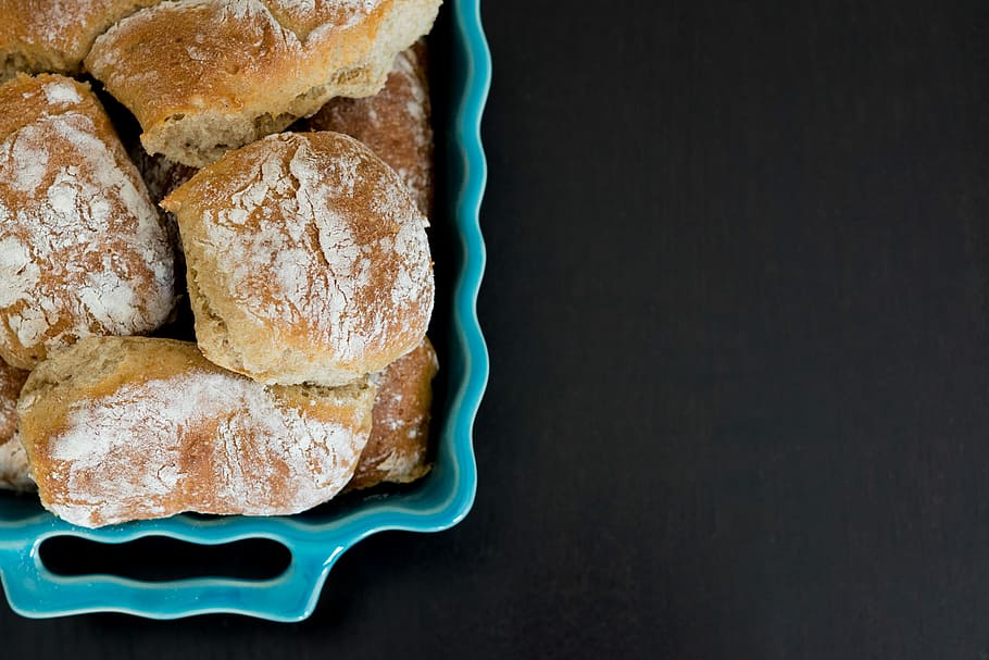 Warm Bread, baked pastries in cyan ceramic bowl, roll, food, baking HD wallpaper
