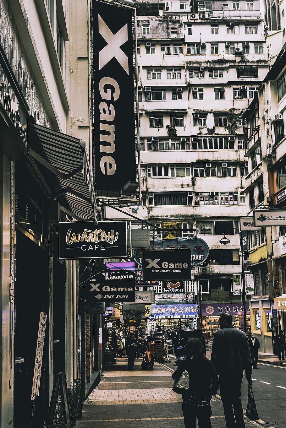 hong-kong-street-scene-buildings-balconies.jpg