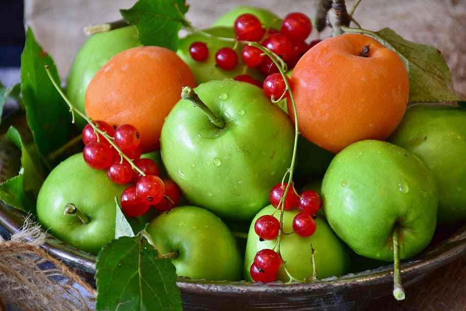 basket on green apples, fruit, apricots, currants, fresh, healthy, HD wallpaper