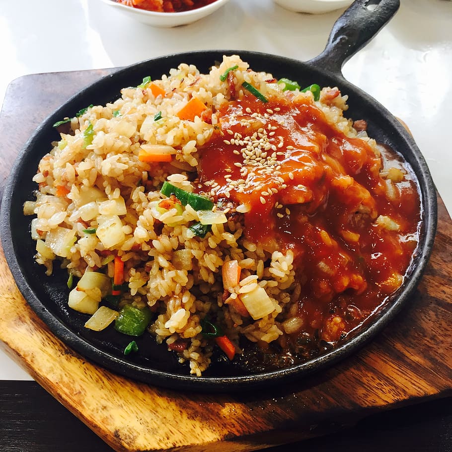rice dish on skillet, fried rice, bob, korean, teppan fried rice