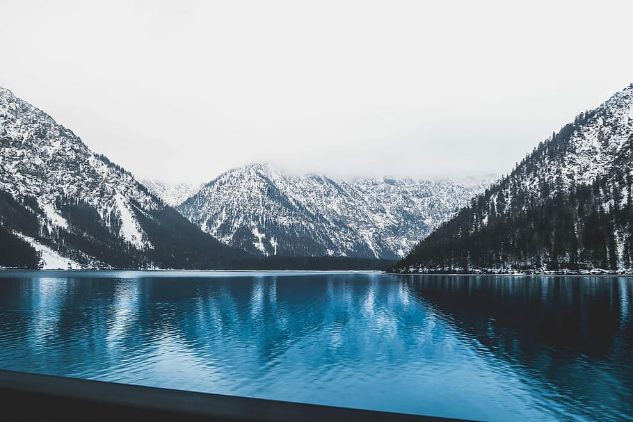 landscape photo of clear blue body of water near mountains covered with snow, landscape photography of a lake and mountain HD wallpaper