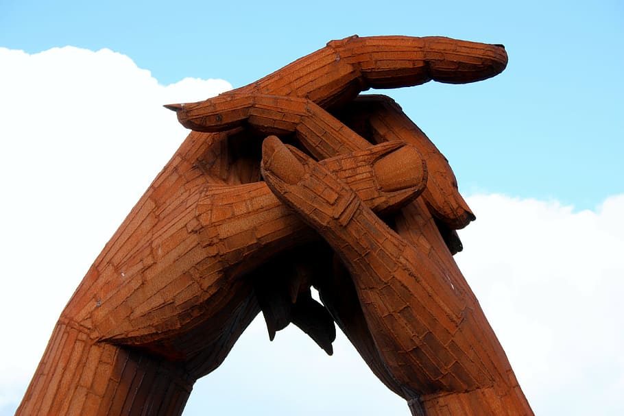 photo of holding hands sculpture, statue, monument, metal, rust HD wallpaper