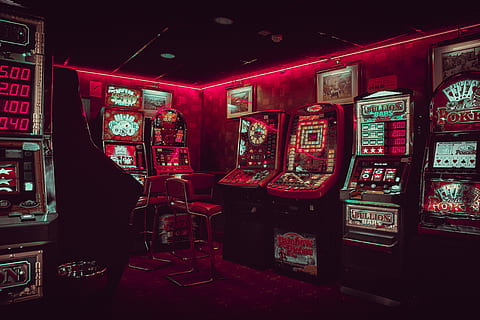 Online crop | HD wallpaper: gaming room with arcade machines, video ...